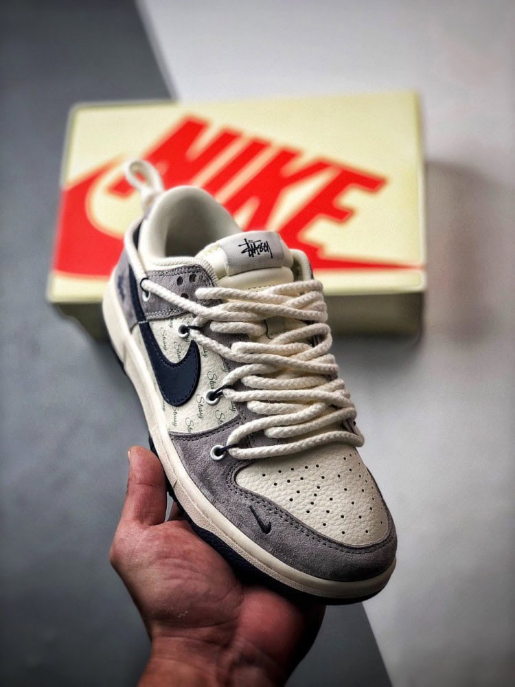 【AT3318】Nike x Stussyコラボシューズ - ファッションのクラシックデザイン、トレンド必須アイテムNike Dunk Low Retroステューシー ミディアムグレー・ブラックディストラクションストラップ ローカットカジュアルスポーツシューズ