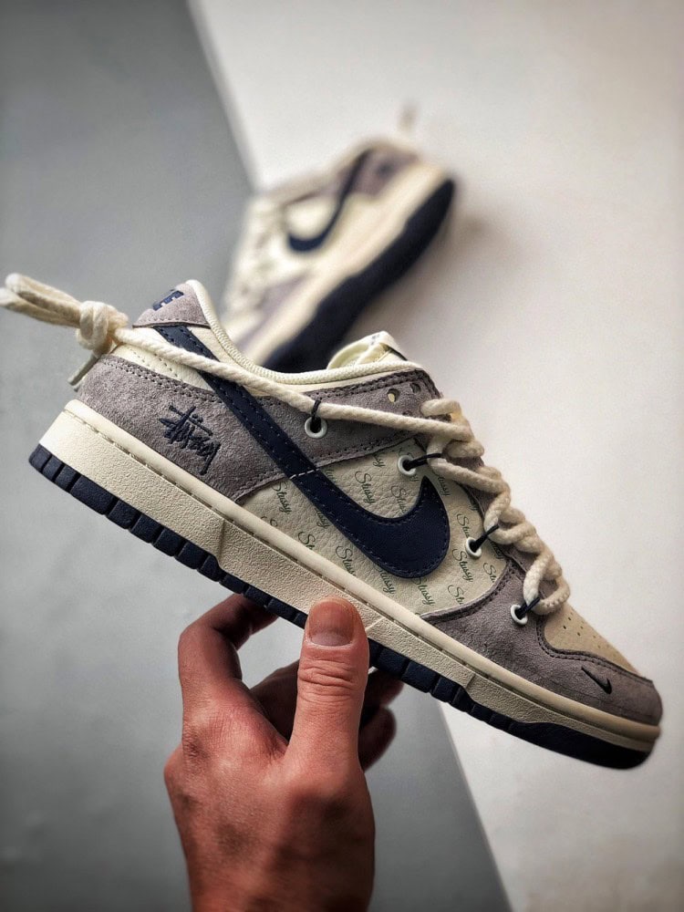 【AT3318】Nike x Stussyコラボシューズ - ファッションのクラシックデザイン、トレンド必須アイテムNike Dunk Low Retroステューシー ミディアムグレー・ブラックディストラクションストラップ ローカットカジュアルスポーツシューズ