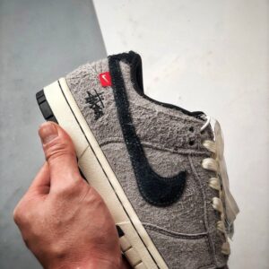 【AT3320】NIKE × Stussyコラボレーションスニーカー（クラシックなブラック＆グレー配色）Nike Dunk Low Retro、スエードグレー＆ブラックのローカットカジュアルスポーツシューズ
