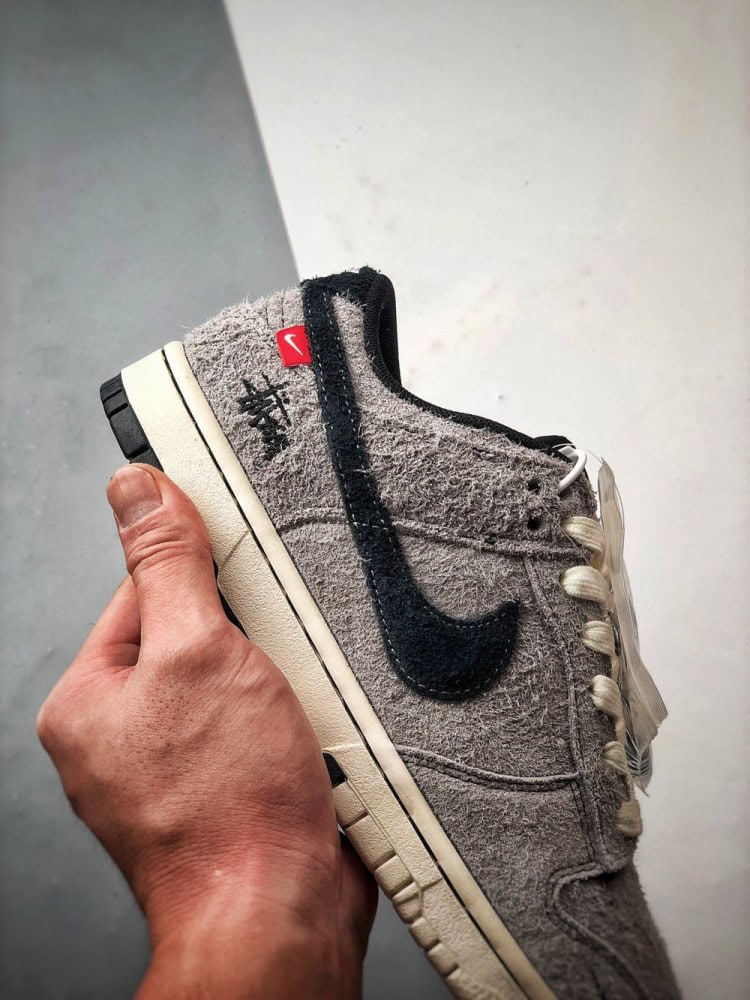 【AT3320】NIKE × Stussyコラボレーションスニーカー（クラシックなブラック＆グレー配色）Nike Dunk Low Retro、スエードグレー＆ブラックのローカットカジュアルスポーツシューズ