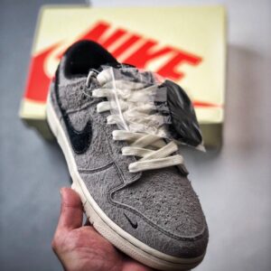 【AT3320】NIKE × Stussyコラボレーションスニーカー（クラシックなブラック＆グレー配色）Nike Dunk Low Retro、スエードグレー＆ブラックのローカットカジュアルスポーツシューズ