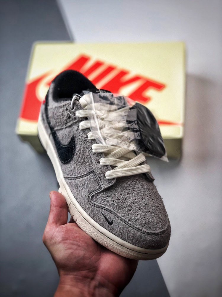 【AT3320】NIKE × Stussyコラボレーションスニーカー（クラシックなブラック＆グレー配色）Nike Dunk Low Retro、スエードグレー＆ブラックのローカットカジュアルスポーツシューズ