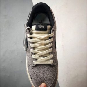【AT3320】NIKE × Stussyコラボレーションスニーカー（クラシックなブラック＆グレー配色）Nike Dunk Low Retro、スエードグレー＆ブラックのローカットカジュアルスポーツシューズ