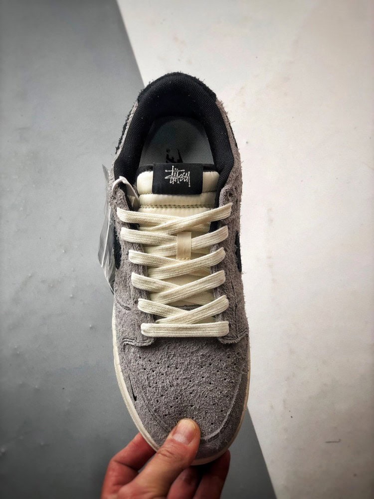 【AT3320】NIKE × Stussyコラボレーションスニーカー（クラシックなブラック＆グレー配色）Nike Dunk Low Retro、スエードグレー＆ブラックのローカットカジュアルスポーツシューズ