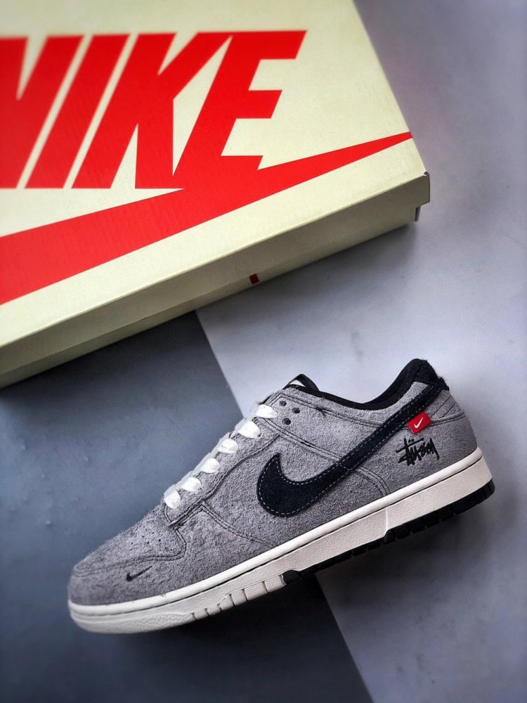 【AT3320】NIKE × Stussyコラボレーションスニーカー（クラシックなブラック＆グレー配色）Nike Dunk Low Retro、スエードグレー＆ブラックのローカットカジュアルスポーツシューズ