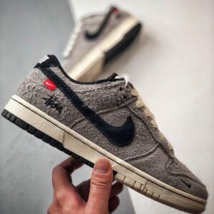 【AT3320】NIKE × Stussyコラボレーションスニーカー（クラシックなブラック＆グレー配色）Nike Dunk Low Retro、スエードグレー＆ブラックのローカットカジュアルスポーツシューズ