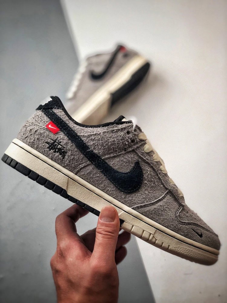 【AT3320】NIKE × Stussyコラボレーションスニーカー（クラシックなブラック＆グレー配色）Nike Dunk Low Retro、スエードグレー＆ブラックのローカットカジュアルスポーツシューズ