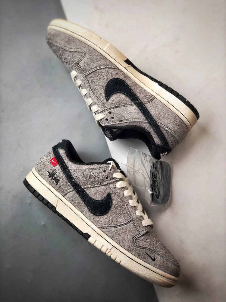 【AT3320】NIKE × Stussyコラボレーションスニーカー（クラシックなブラック＆グレー配色）Nike Dunk Low Retro、スエードグレー＆ブラックのローカットカジュアルスポーツシューズ