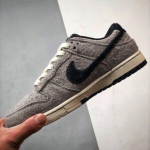 【AT3320】NIKE × Stussyコラボレーションスニーカー（クラシックなブラック＆グレー配色）Nike Dunk Low Retro、スエードグレー＆ブラックのローカットカジュアルスポーツシューズ
