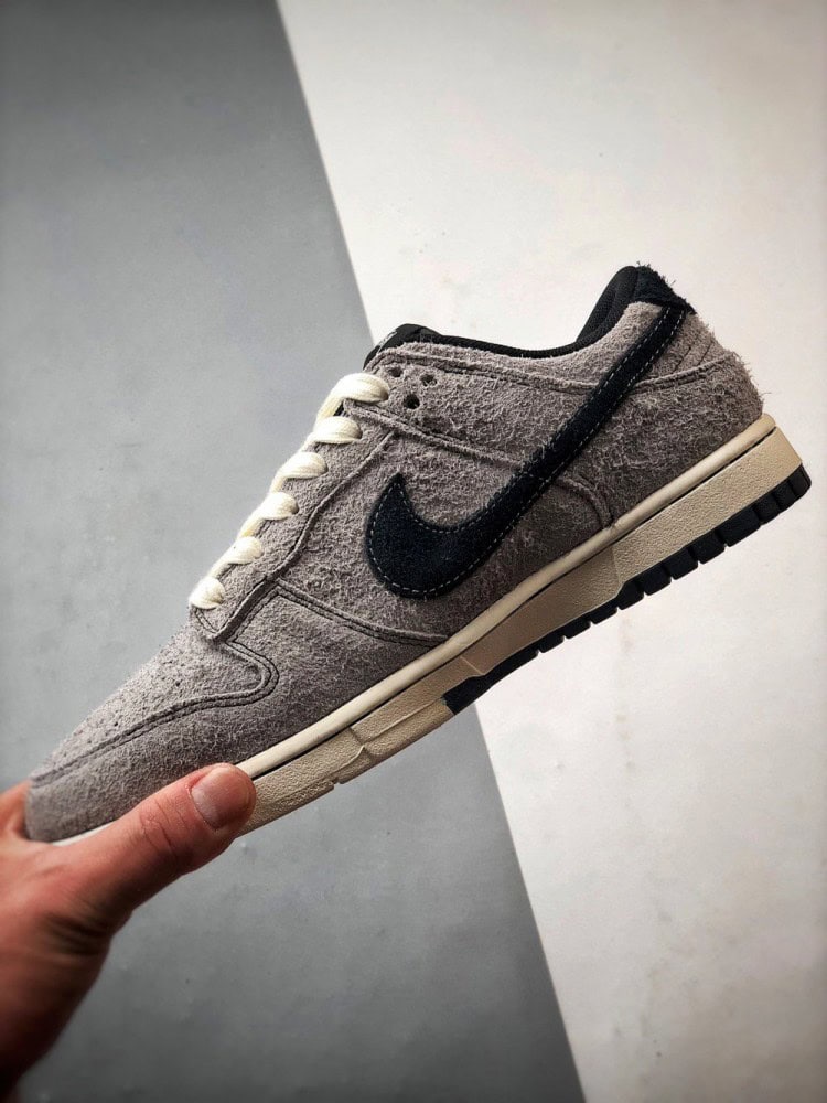 【AT3320】NIKE × Stussyコラボレーションスニーカー（クラシックなブラック＆グレー配色）Nike Dunk Low Retro、スエードグレー＆ブラックのローカットカジュアルスポーツシューズ