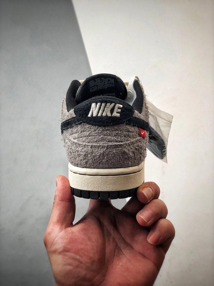 【AT3320】NIKE × Stussyコラボレーションスニーカー（クラシックなブラック＆グレー配色）Nike Dunk Low Retro、スエードグレー＆ブラックのローカットカジュアルスポーツシューズ