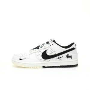 【AT3323】Nike x Stussyのコラボレーションスニーカー、Nike Dunk Low Retroが登場します。スタイリッシュな白と黒のデザインで、低めのカットが休日にもオススメです。