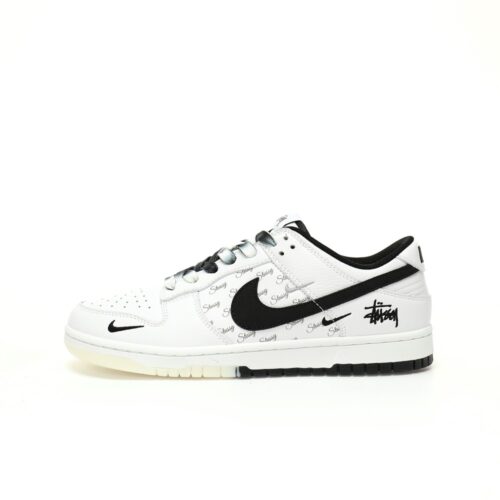 【AT3323】Nike x Stussyのコラボレーションスニーカー、Nike Dunk Low Retroが登場します。スタイリッシュな白と黒のデザインで、低めのカットが休日にもオススメです。