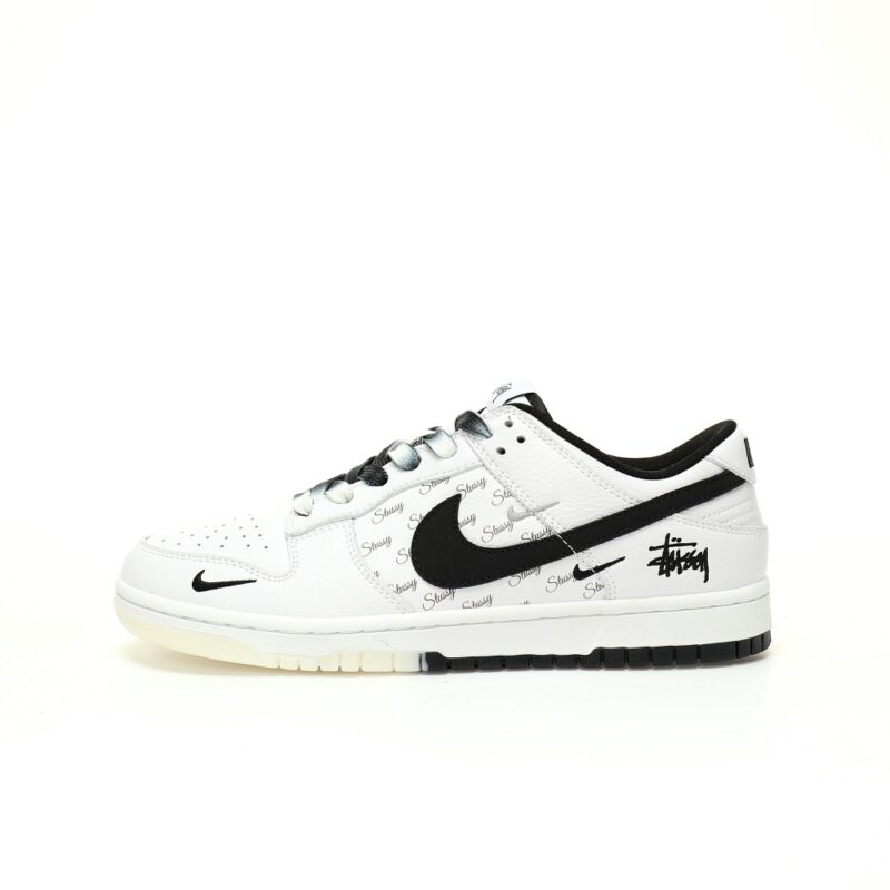 【AT3323】Nike x Stussyのコラボレーションスニーカー、Nike Dunk Low Retroが登場します。スタイリッシュな白と黒のデザインで、低めのカットが休日にもオススメです。
