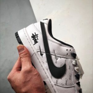 【AT3323】Nike x Stussyのコラボレーションスニーカー、Nike Dunk Low Retroが登場します。スタイリッシュな白と黒のデザインで、低めのカットが休日にもオススメです。