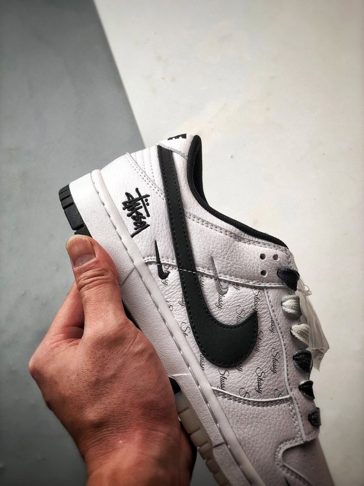 【AT3323】Nike x Stussyのコラボレーションスニーカー、Nike Dunk Low Retroが登場します。スタイリッシュな白と黒のデザインで、低めのカットが休日にもオススメです。