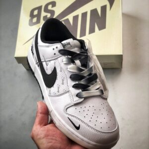【AT3323】Nike x Stussyのコラボレーションスニーカー、Nike Dunk Low Retroが登場します。スタイリッシュな白と黒のデザインで、低めのカットが休日にもオススメです。