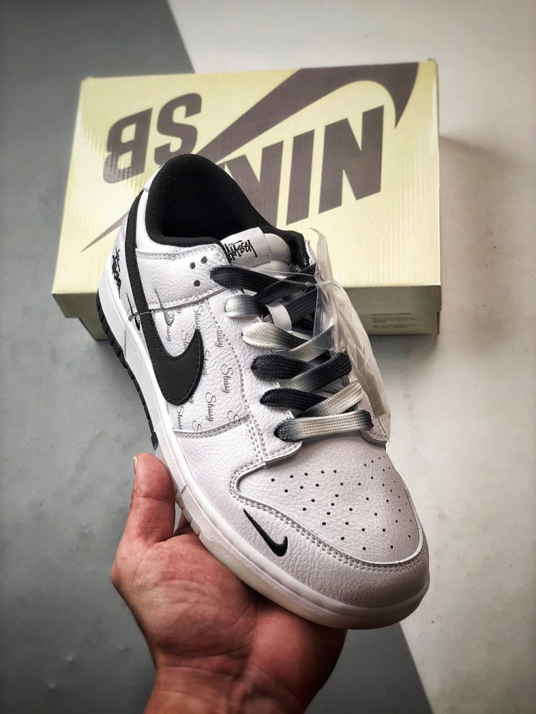 【AT3323】Nike x Stussyのコラボレーションスニーカー、Nike Dunk Low Retroが登場します。スタイリッシュな白と黒のデザインで、低めのカットが休日にもオススメです。