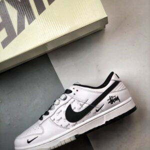 【AT3323】Nike x Stussyのコラボレーションスニーカー、Nike Dunk Low Retroが登場します。スタイリッシュな白と黒のデザインで、低めのカットが休日にもオススメです。