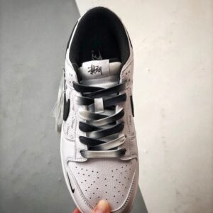 【AT3323】Nike x Stussyのコラボレーションスニーカー、Nike Dunk Low Retroが登場します。スタイリッシュな白と黒のデザインで、低めのカットが休日にもオススメです。
