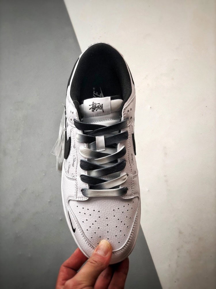 【AT3323】Nike x Stussyのコラボレーションスニーカー、Nike Dunk Low Retroが登場します。スタイリッシュな白と黒のデザインで、低めのカットが休日にもオススメです。