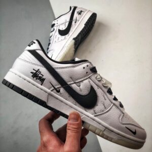 【AT3323】Nike x Stussyのコラボレーションスニーカー、Nike Dunk Low Retroが登場します。スタイリッシュな白と黒のデザインで、低めのカットが休日にもオススメです。