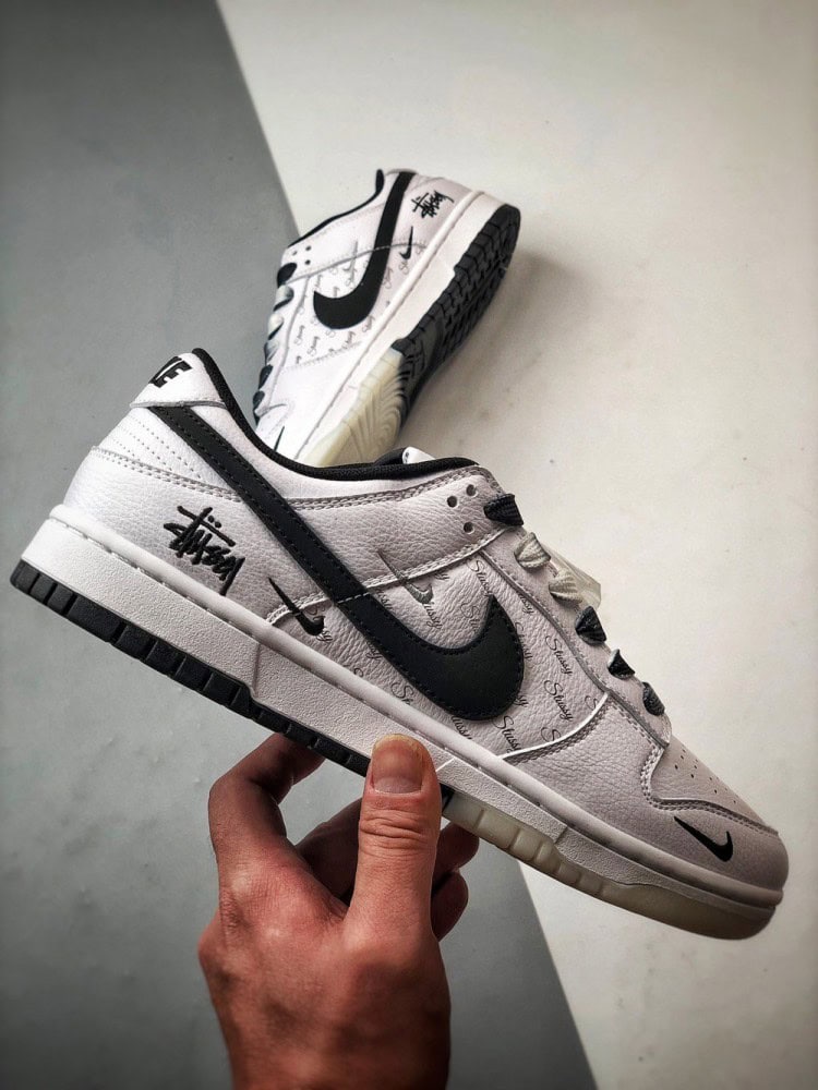 【AT3323】Nike x Stussyのコラボレーションスニーカー、Nike Dunk Low Retroが登場します。スタイリッシュな白と黒のデザインで、低めのカットが休日にもオススメです。