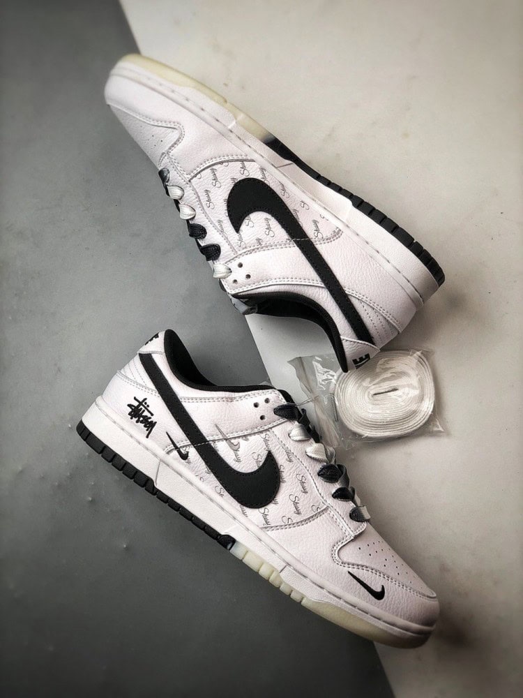 【AT3323】Nike x Stussyのコラボレーションスニーカー、Nike Dunk Low Retroが登場します。スタイリッシュな白と黒のデザインで、低めのカットが休日にもオススメです。