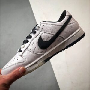 【AT3323】Nike x Stussyのコラボレーションスニーカー、Nike Dunk Low Retroが登場します。スタイリッシュな白と黒のデザインで、低めのカットが休日にもオススメです。