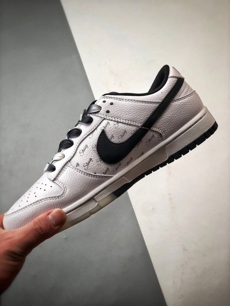 【AT3323】Nike x Stussyのコラボレーションスニーカー、Nike Dunk Low Retroが登場します。スタイリッシュな白と黒のデザインで、低めのカットが休日にもオススメです。