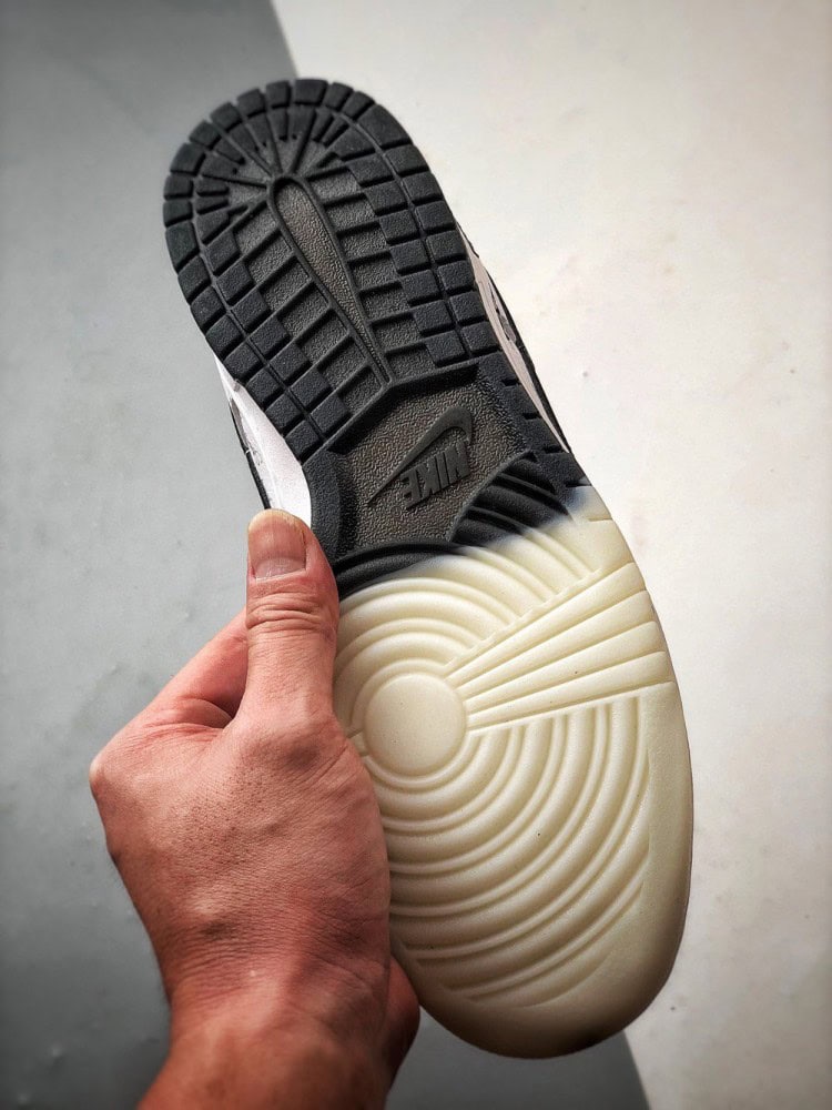 【AT3323】Nike x Stussyのコラボレーションスニーカー、Nike Dunk Low Retroが登場します。スタイリッシュな白と黒のデザインで、低めのカットが休日にもオススメです。