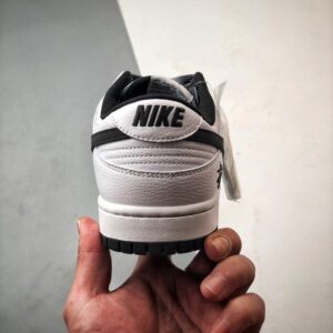 【AT3323】Nike x Stussyのコラボレーションスニーカー、Nike Dunk Low Retroが登場します。スタイリッシュな白と黒のデザインで、低めのカットが休日にもオススメです。
