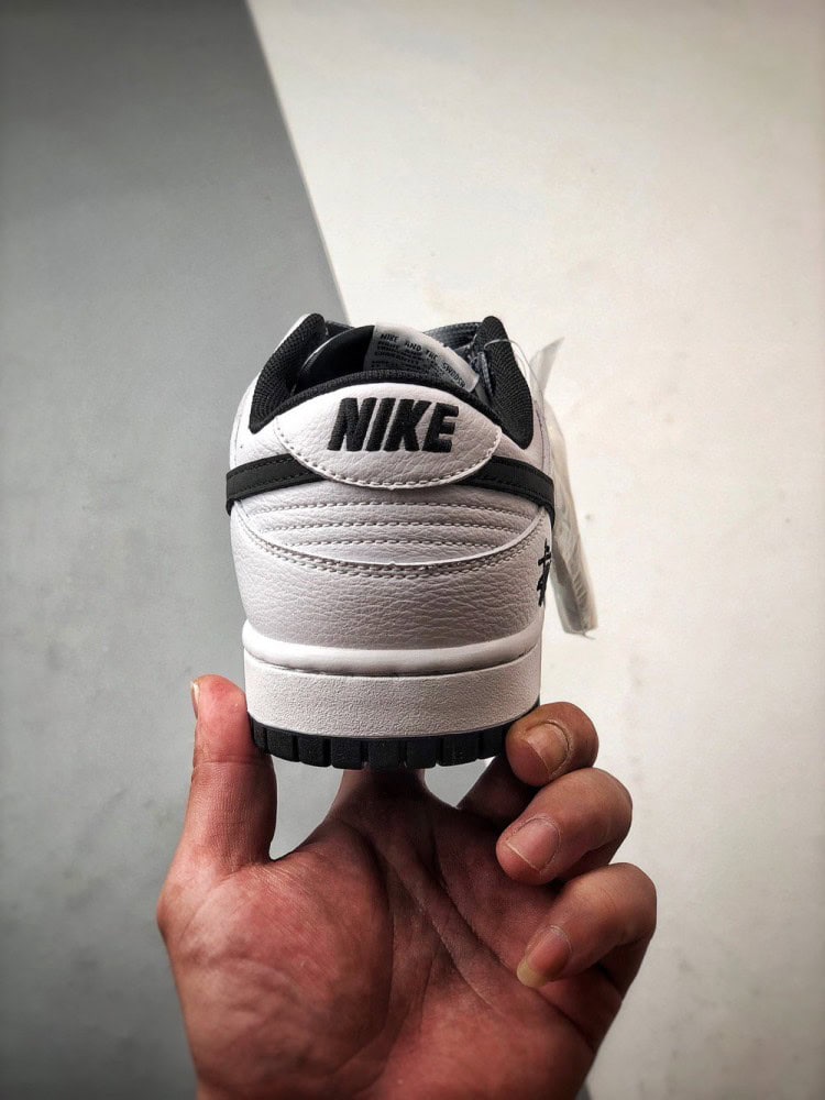【AT3323】Nike x Stussyのコラボレーションスニーカー、Nike Dunk Low Retroが登場します。スタイリッシュな白と黒のデザインで、低めのカットが休日にもオススメです。