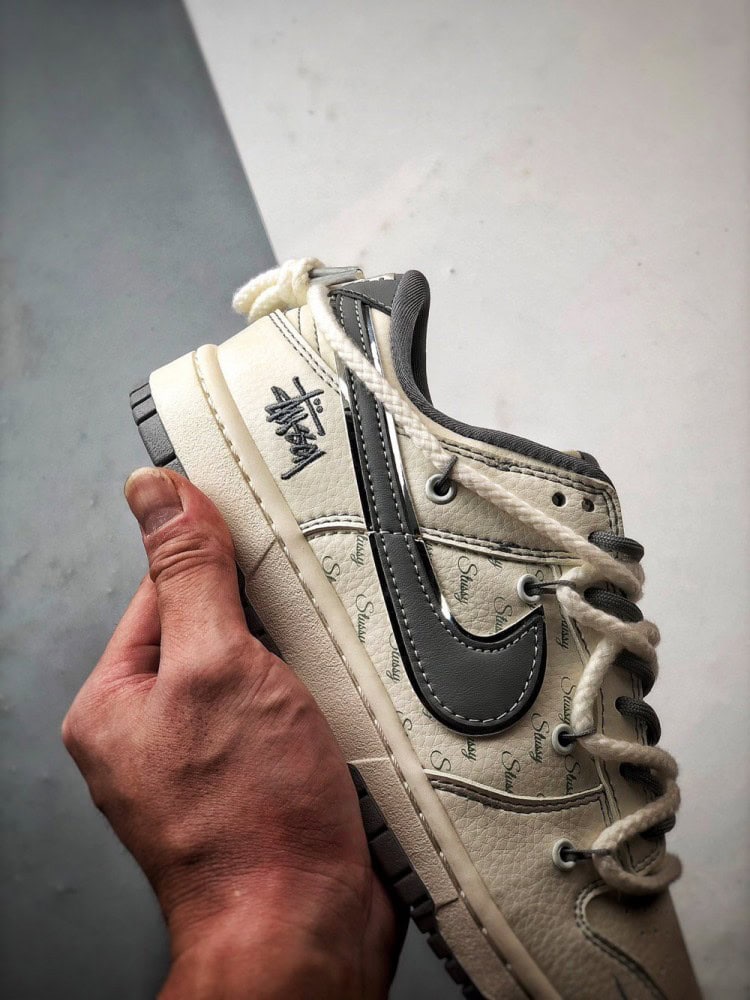 【AT3325】Nike x Stussy Dunk のコラボレーションスポーツシューズは、クラシックなデザインで快適で通気性があり、ファッション性の高いストリートスタイルです。Nike Dunk Low Retro ステューシー刻印ベージュ解体ビンディング ロートップカジュアルスポーツスニーカー