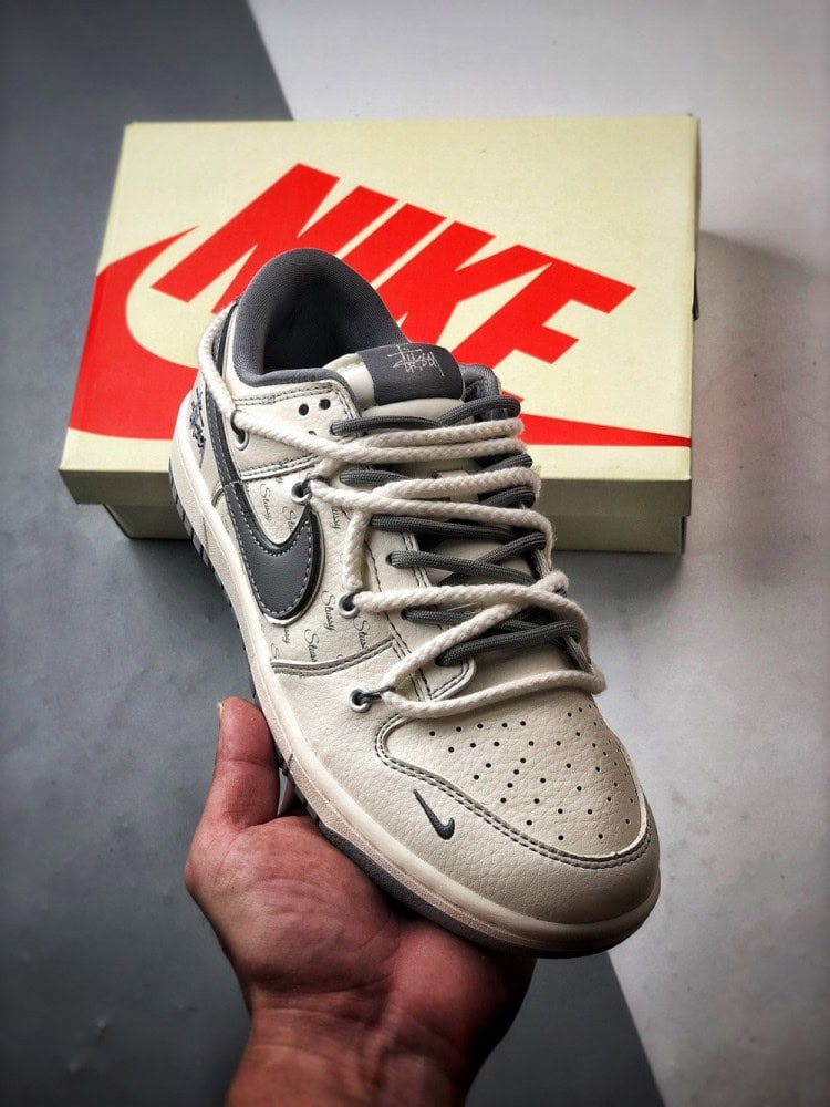 【AT3325】Nike x Stussy Dunk のコラボレーションスポーツシューズは、クラシックなデザインで快適で通気性があり、ファッション性の高いストリートスタイルです。Nike Dunk Low Retro ステューシー刻印ベージュ解体ビンディング ロートップカジュアルスポーツスニーカー