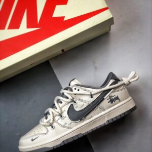 【AT3325】Nike x Stussy Dunk のコラボレーションスポーツシューズは、クラシックなデザインで快適で通気性があり、ファッション性の高いストリートスタイルです。Nike Dunk Low Retro ステューシー刻印ベージュ解体ビンディング ロートップカジュアルスポーツスニーカー