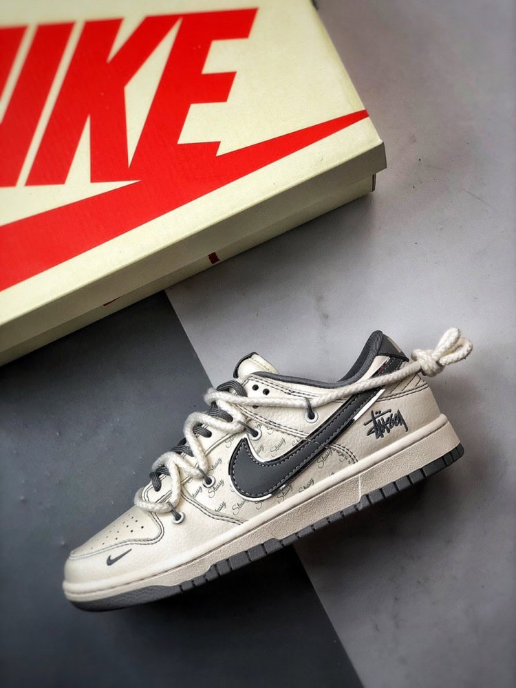 【AT3325】Nike x Stussy Dunk のコラボレーションスポーツシューズは、クラシックなデザインで快適で通気性があり、ファッション性の高いストリートスタイルです。Nike Dunk Low Retro ステューシー刻印ベージュ解体ビンディング ロートップカジュアルスポーツスニーカー