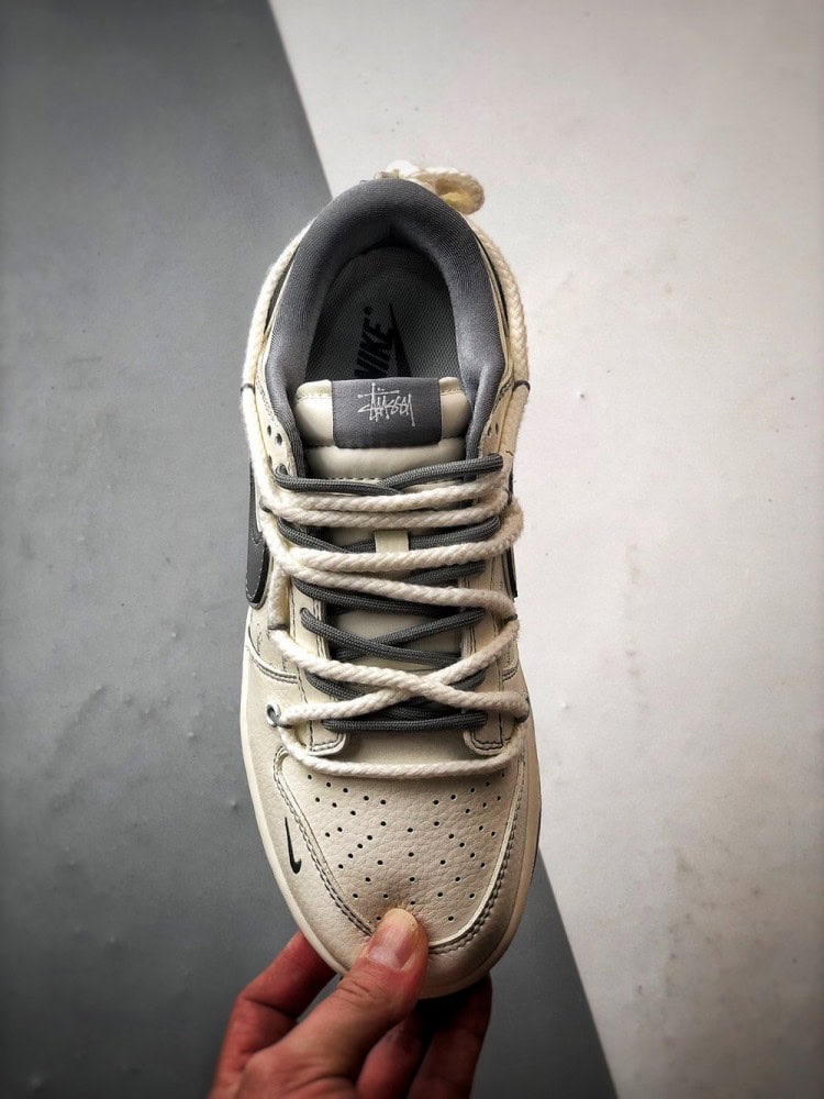 【AT3325】Nike x Stussy Dunk のコラボレーションスポーツシューズは、クラシックなデザインで快適で通気性があり、ファッション性の高いストリートスタイルです。Nike Dunk Low Retro ステューシー刻印ベージュ解体ビンディング ロートップカジュアルスポーツスニーカー