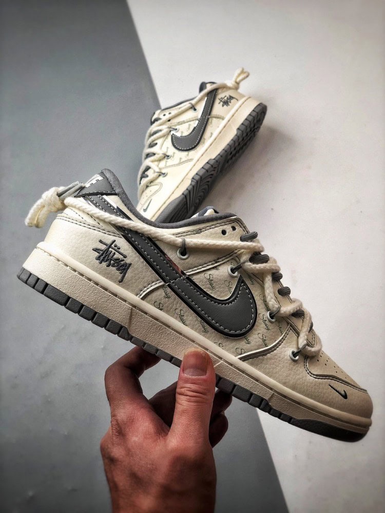 【AT3325】Nike x Stussy Dunk のコラボレーションスポーツシューズは、クラシックなデザインで快適で通気性があり、ファッション性の高いストリートスタイルです。Nike Dunk Low Retro ステューシー刻印ベージュ解体ビンディング ロートップカジュアルスポーツスニーカー