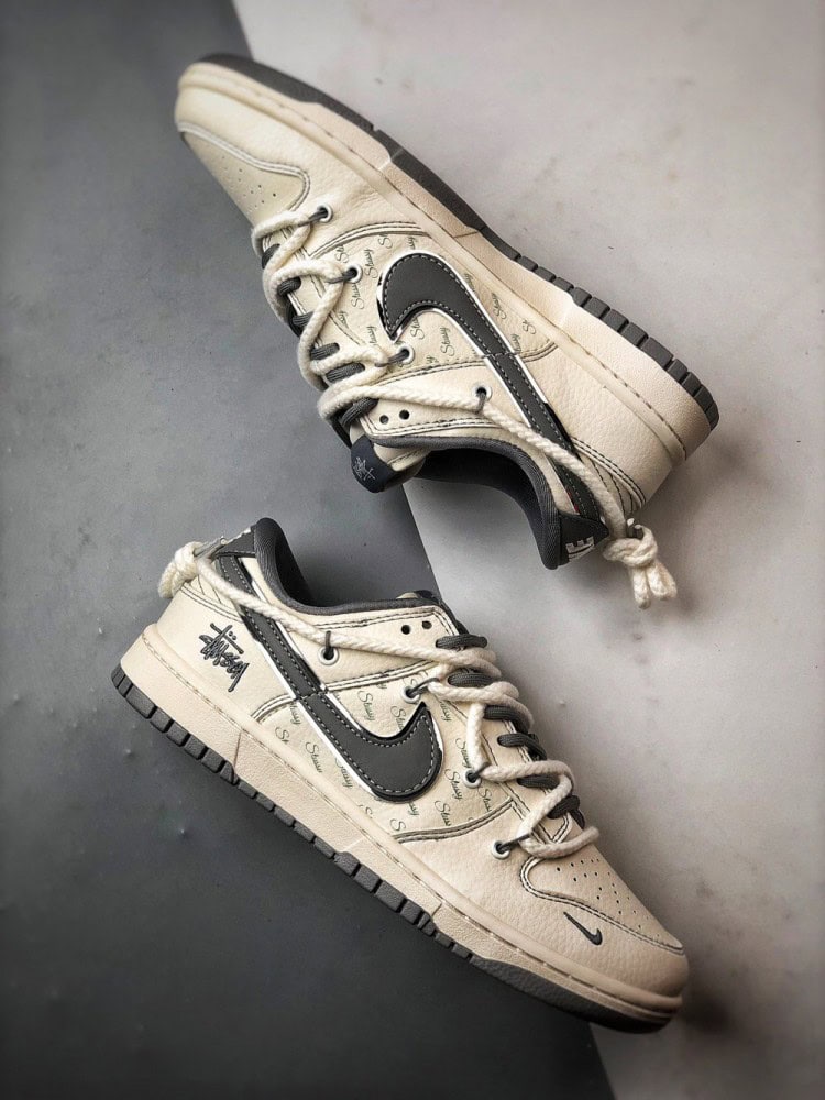 【AT3325】Nike x Stussy Dunk のコラボレーションスポーツシューズは、クラシックなデザインで快適で通気性があり、ファッション性の高いストリートスタイルです。Nike Dunk Low Retro ステューシー刻印ベージュ解体ビンディング ロートップカジュアルスポーツスニーカー