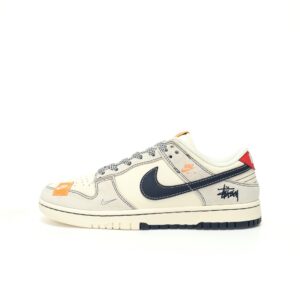【AT3326】NIKE x STUSSY Dunk コラボレーションスニーカー。クラシックなデザインのトレンドシューズ、Nike Dunk Low Retroがステューシーのシグネチャーカラー、ミストブルーとオレンジで登場。低カットでカジュアルなスポーツシューズ。