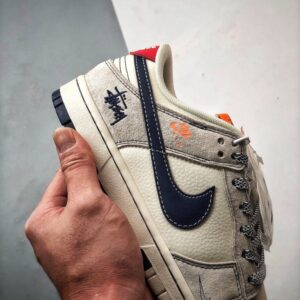 【AT3326】NIKE x STUSSY Dunk コラボレーションスニーカー。クラシックなデザインのトレンドシューズ、Nike Dunk Low Retroがステューシーのシグネチャーカラー、ミストブルーとオレンジで登場。低カットでカジュアルなスポーツシューズ。