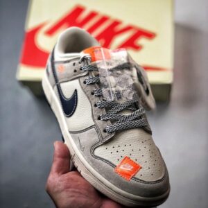 【AT3326】NIKE x STUSSY Dunk コラボレーションスニーカー。クラシックなデザインのトレンドシューズ、Nike Dunk Low Retroがステューシーのシグネチャーカラー、ミストブルーとオレンジで登場。低カットでカジュアルなスポーツシューズ。