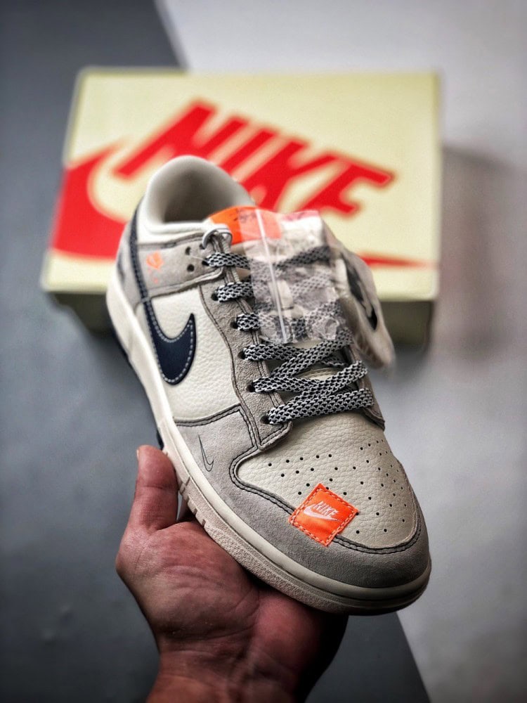 【AT3326】NIKE x STUSSY Dunk コラボレーションスニーカー。クラシックなデザインのトレンドシューズ、Nike Dunk Low Retroがステューシーのシグネチャーカラー、ミストブルーとオレンジで登場。低カットでカジュアルなスポーツシューズ。