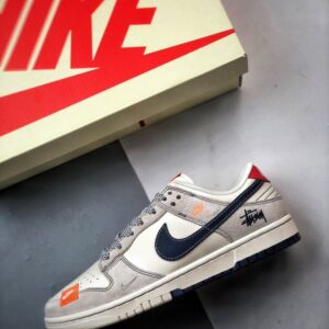 【AT3326】NIKE x STUSSY Dunk コラボレーションスニーカー。クラシックなデザインのトレンドシューズ、Nike Dunk Low Retroがステューシーのシグネチャーカラー、ミストブルーとオレンジで登場。低カットでカジュアルなスポーツシューズ。