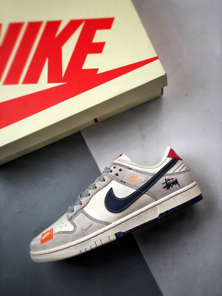 【AT3326】NIKE x STUSSY Dunk コラボレーションスニーカー。クラシックなデザインのトレンドシューズ、Nike Dunk Low Retroがステューシーのシグネチャーカラー、ミストブルーとオレンジで登場。低カットでカジュアルなスポーツシューズ。