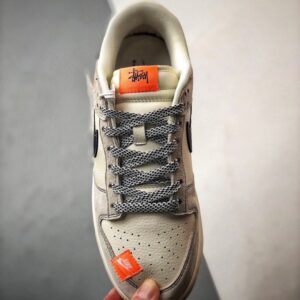 【AT3326】NIKE x STUSSY Dunk コラボレーションスニーカー。クラシックなデザインのトレンドシューズ、Nike Dunk Low Retroがステューシーのシグネチャーカラー、ミストブルーとオレンジで登場。低カットでカジュアルなスポーツシューズ。