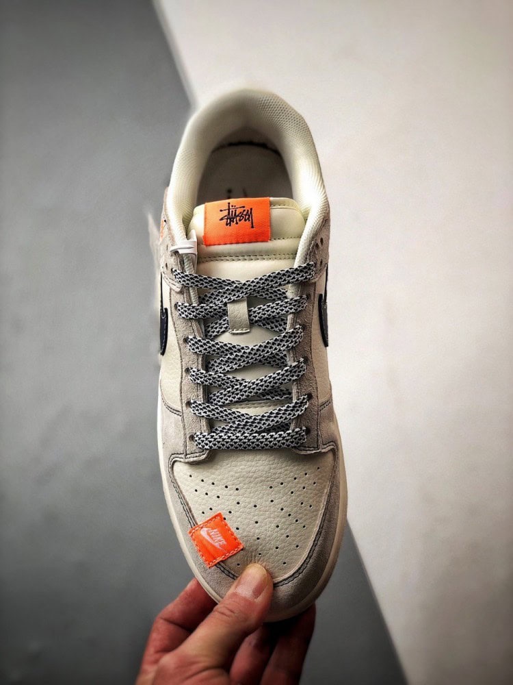 【AT3326】NIKE x STUSSY Dunk コラボレーションスニーカー。クラシックなデザインのトレンドシューズ、Nike Dunk Low Retroがステューシーのシグネチャーカラー、ミストブルーとオレンジで登場。低カットでカジュアルなスポーツシューズ。