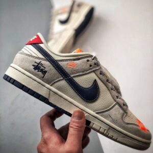 【AT3326】NIKE x STUSSY Dunk コラボレーションスニーカー。クラシックなデザインのトレンドシューズ、Nike Dunk Low Retroがステューシーのシグネチャーカラー、ミストブルーとオレンジで登場。低カットでカジュアルなスポーツシューズ。
