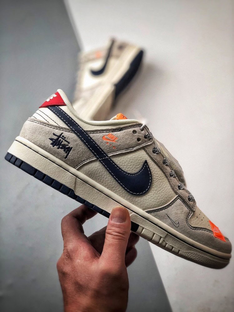 【AT3326】NIKE x STUSSY Dunk コラボレーションスニーカー。クラシックなデザインのトレンドシューズ、Nike Dunk Low Retroがステューシーのシグネチャーカラー、ミストブルーとオレンジで登場。低カットでカジュアルなスポーツシューズ。
